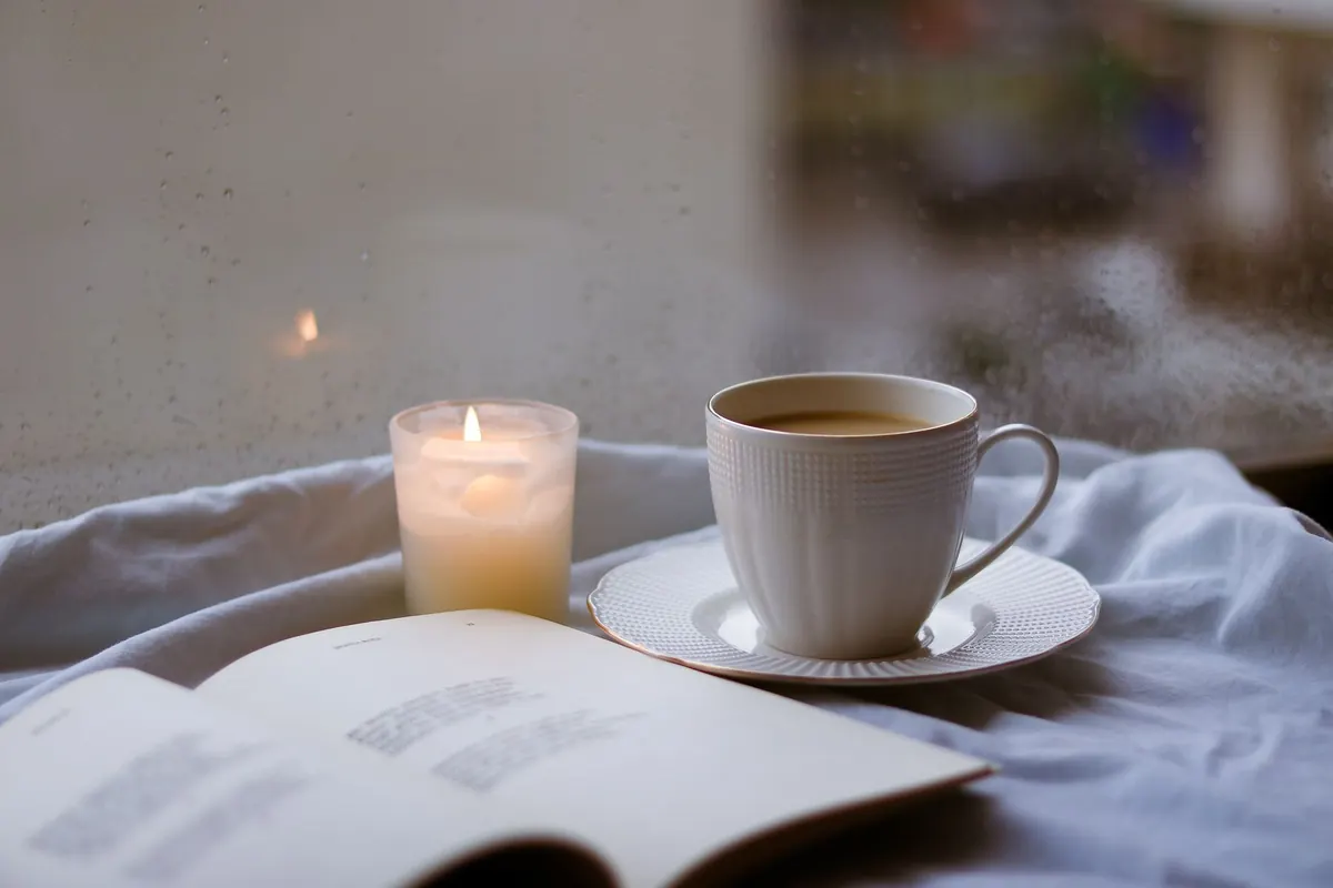 10 Reflective Journal Prompts for Rainy Sunday Afternoons
